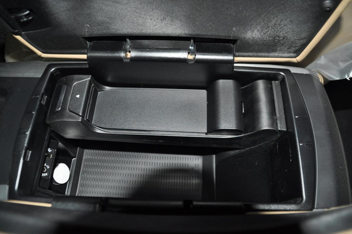 宝马x5 m4.4l v8前排中央扶手箱空间