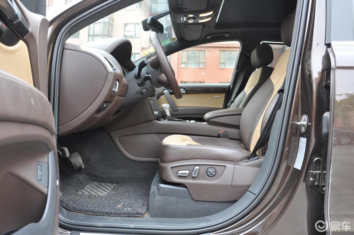 【奥迪q72014款35 tfsi quattro 专享型前排空间汽车图片-汽车图片