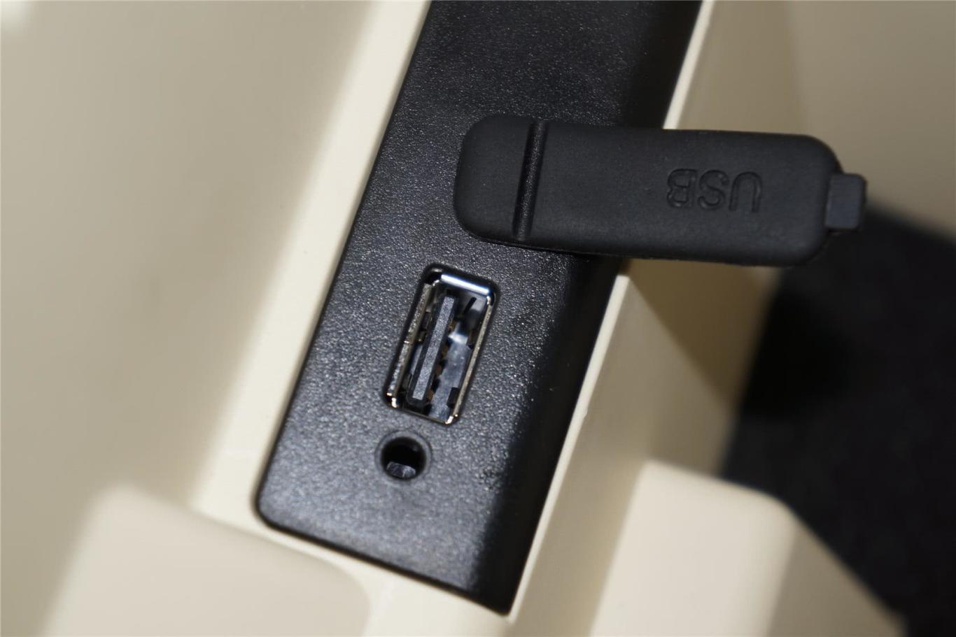 思锐1.5t 自动 旗舰型usb接口