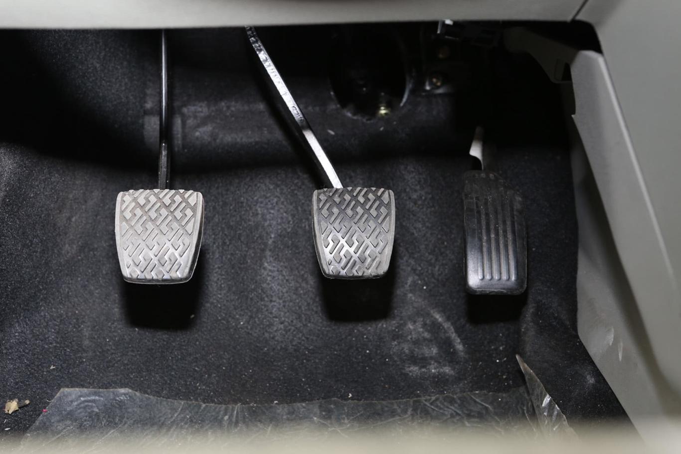 吉利sc31.3l 手动 标准型脚踏板