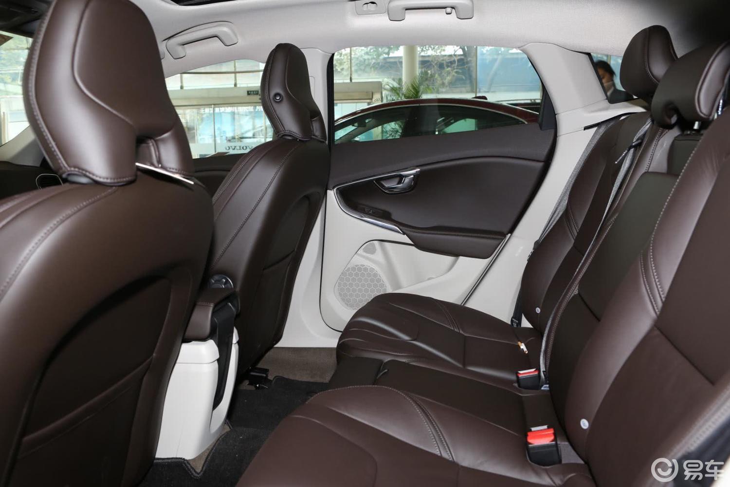 【沃尔沃v402014款v40 智尊版后排空间体验汽车图片-汽车图片大全】