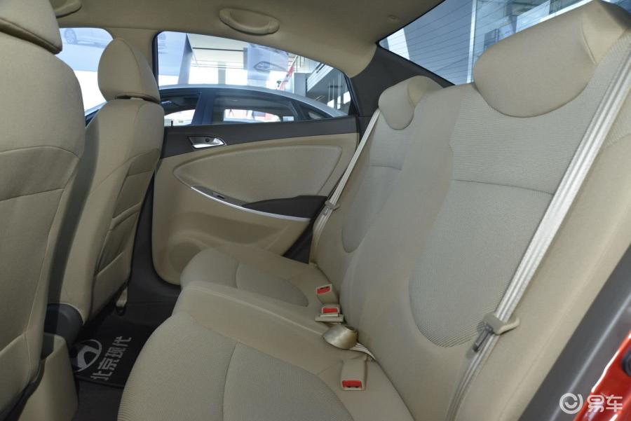 现代瑞纳 后排空间图