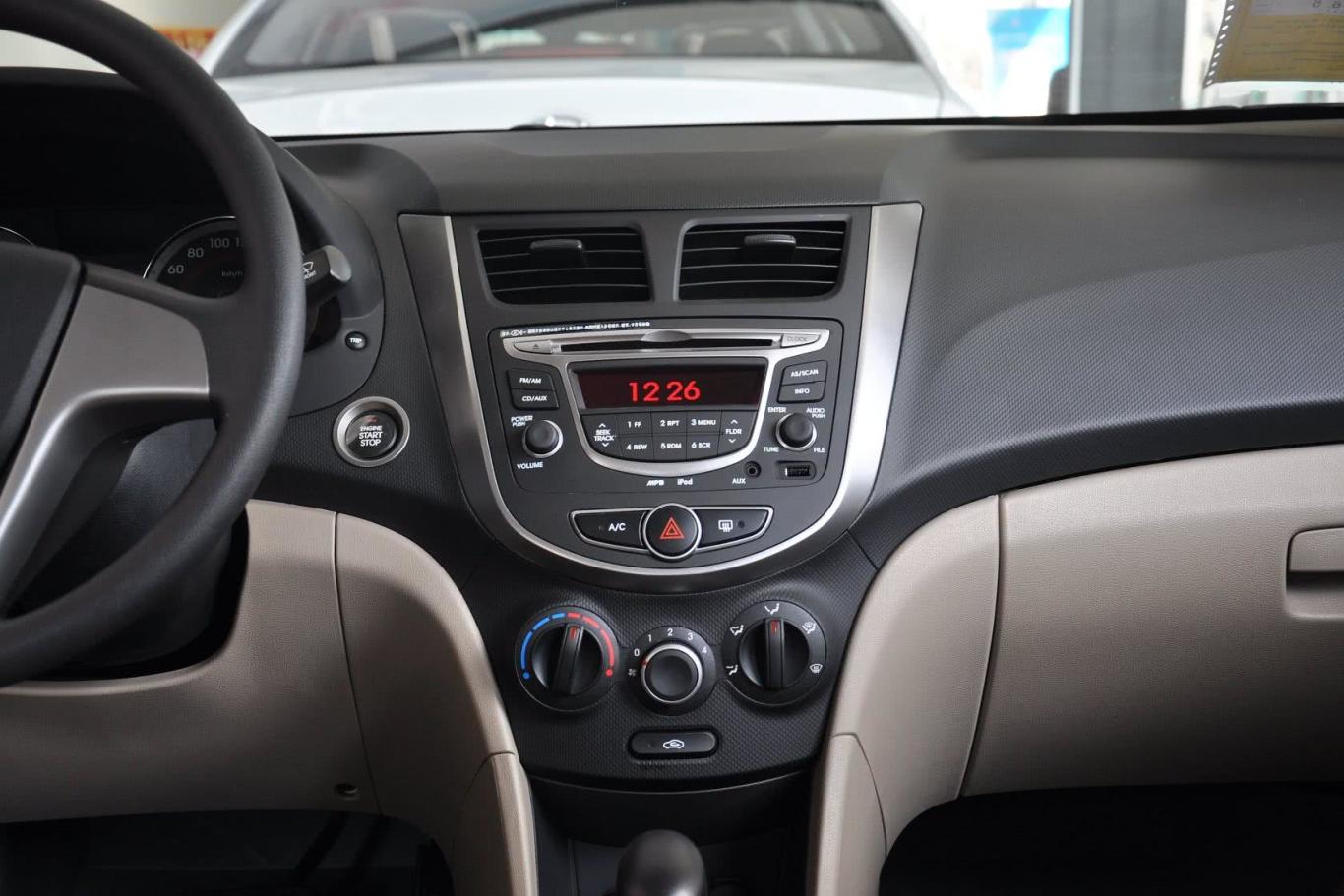 瑞纳三厢 1.4l glx at中控台整体