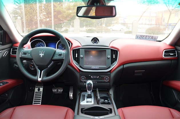 作为玛莎拉蒂ghibli的同平台兄弟,虽然新300c的内饰设计与它并不