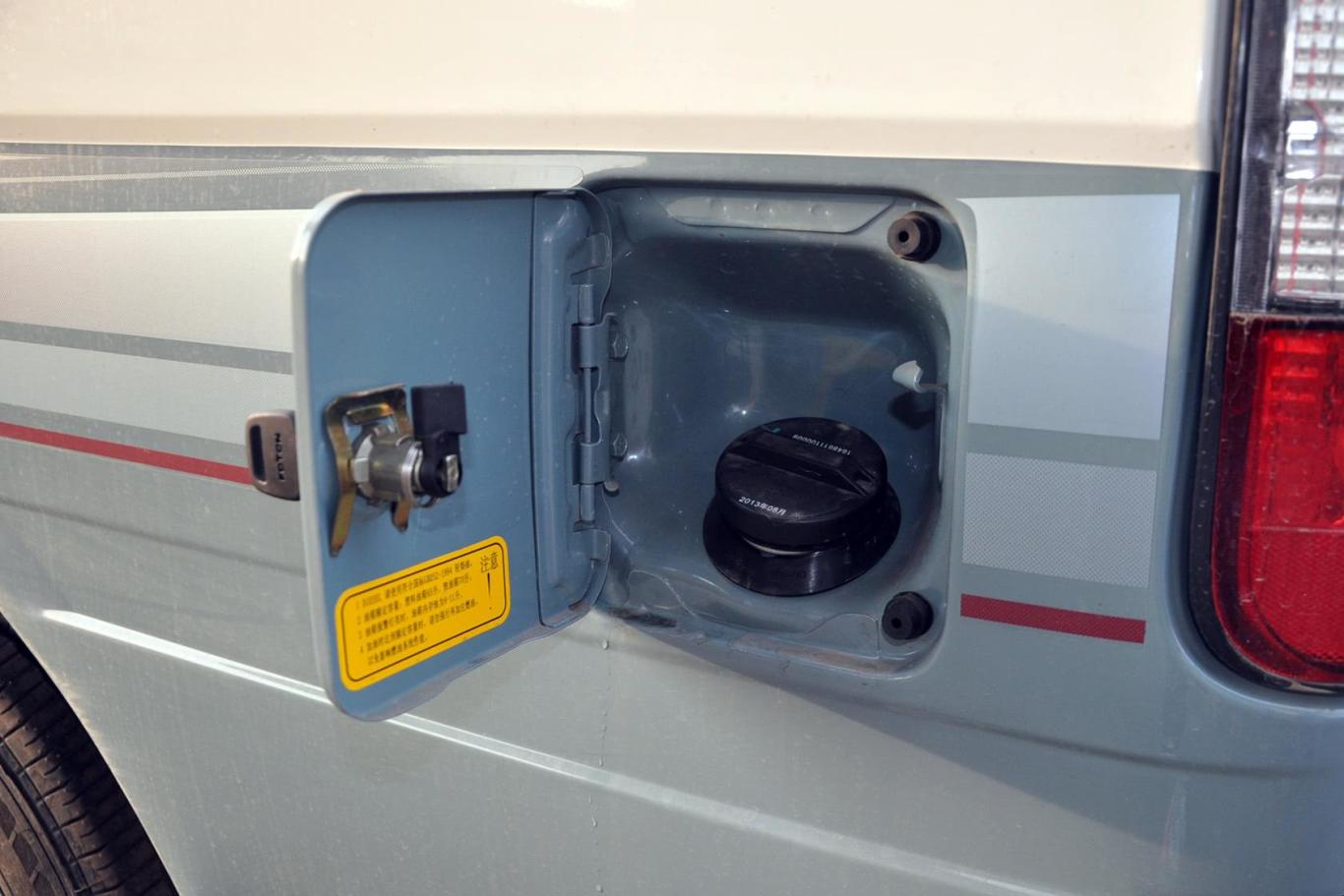 福田风景2.0l 手动 标准型 汽油 长轴油箱盖