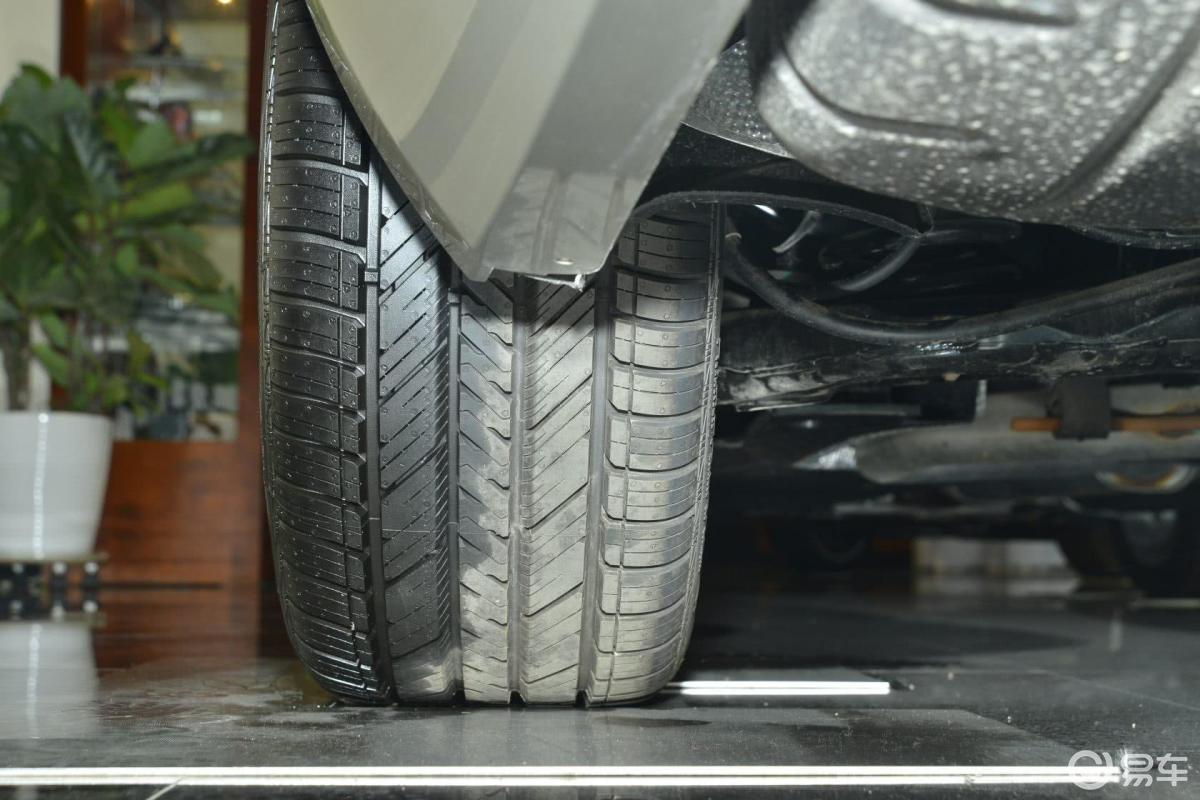 【凯迪拉克xts2014款28t 精英型 轮胎花纹汽车图片-汽车图片大全】