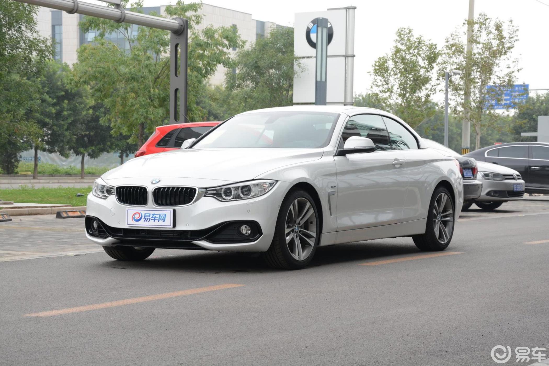 【宝马4系2014款敞篷轿跑车 435i 运动设计套装侧前45度车头向左水平