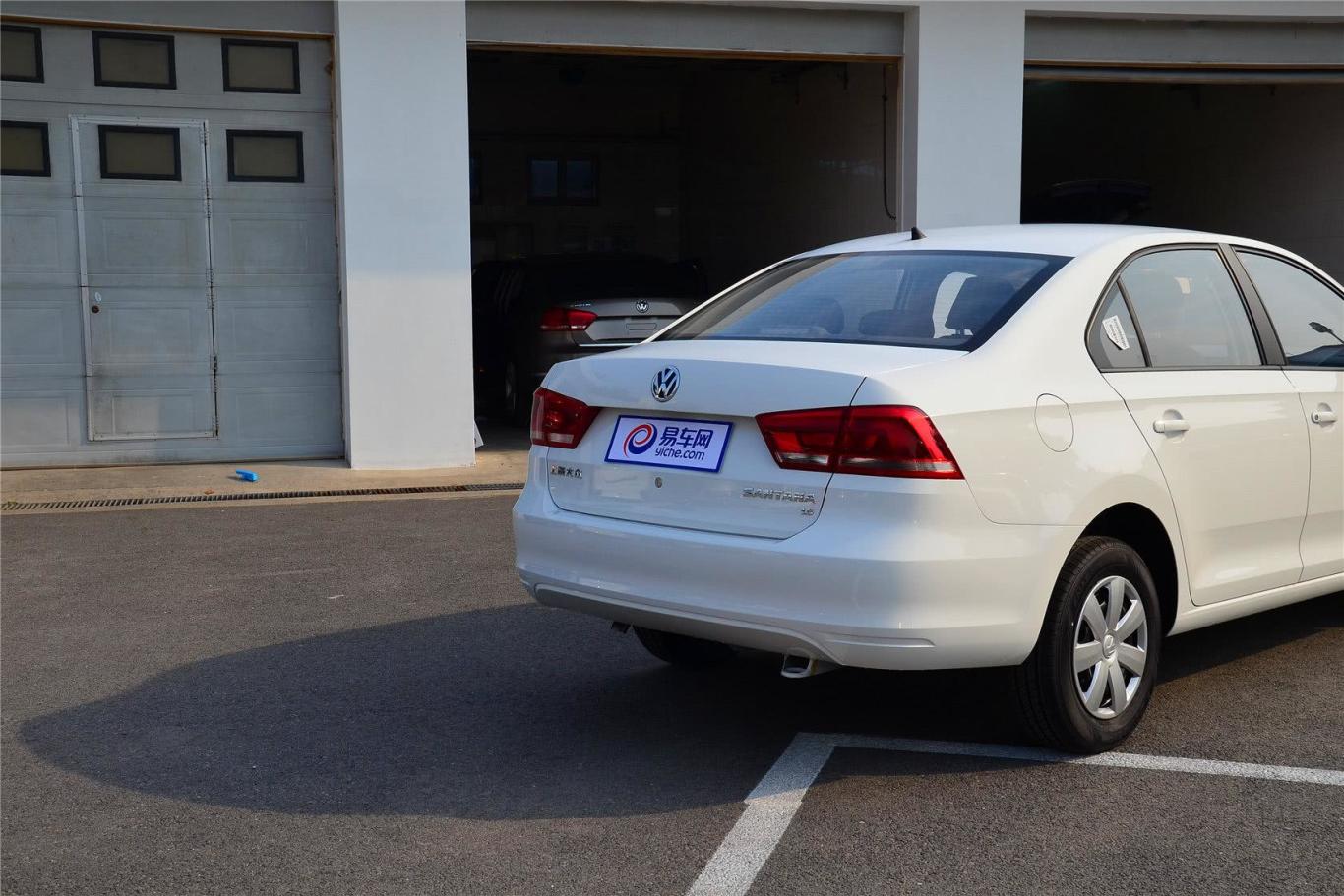 桑塔纳1.6l 自动 风尚版车尾局部