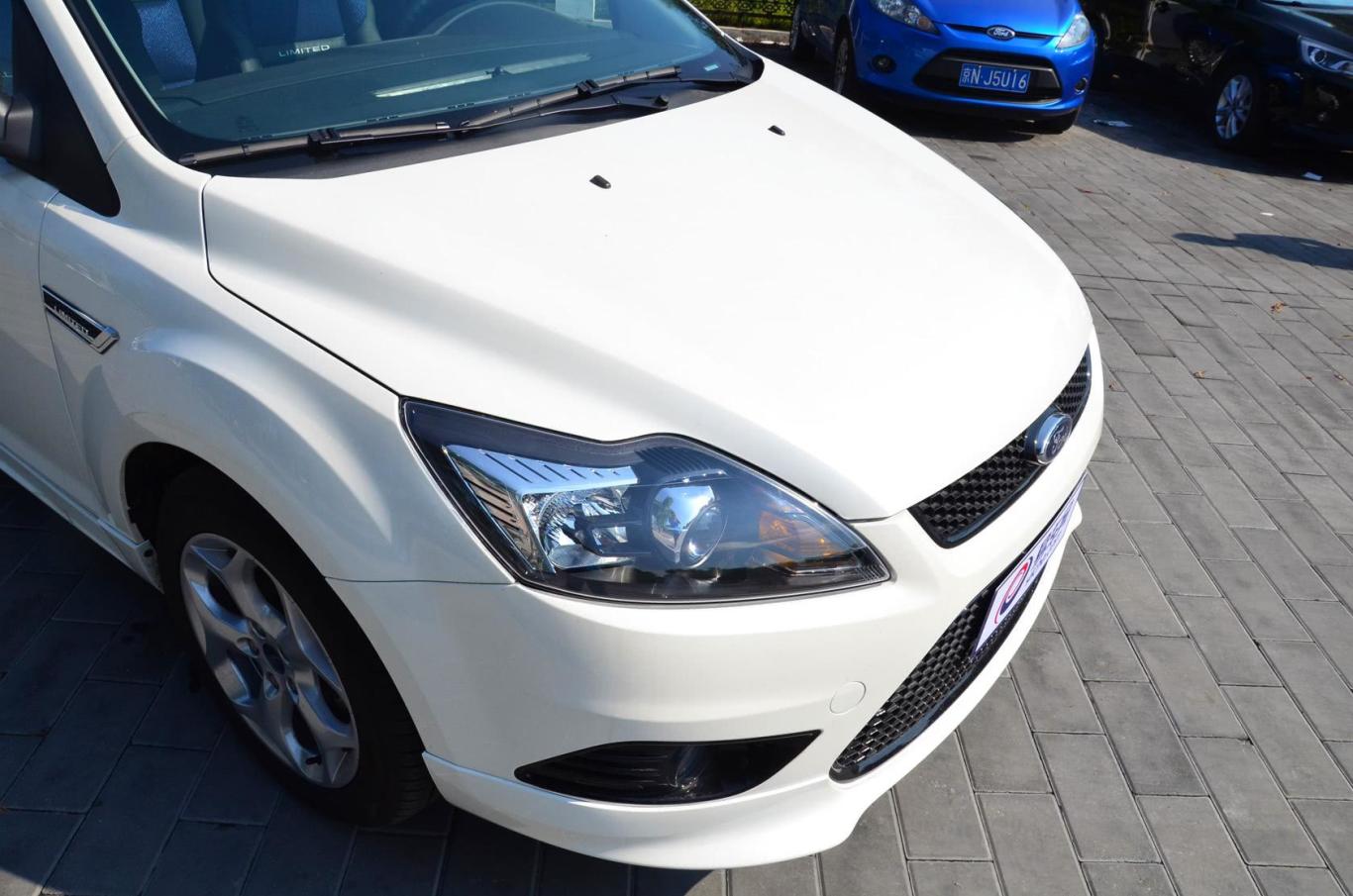 福克斯两厢 经典版 1.8l 自动 酷白典藏版车头局部