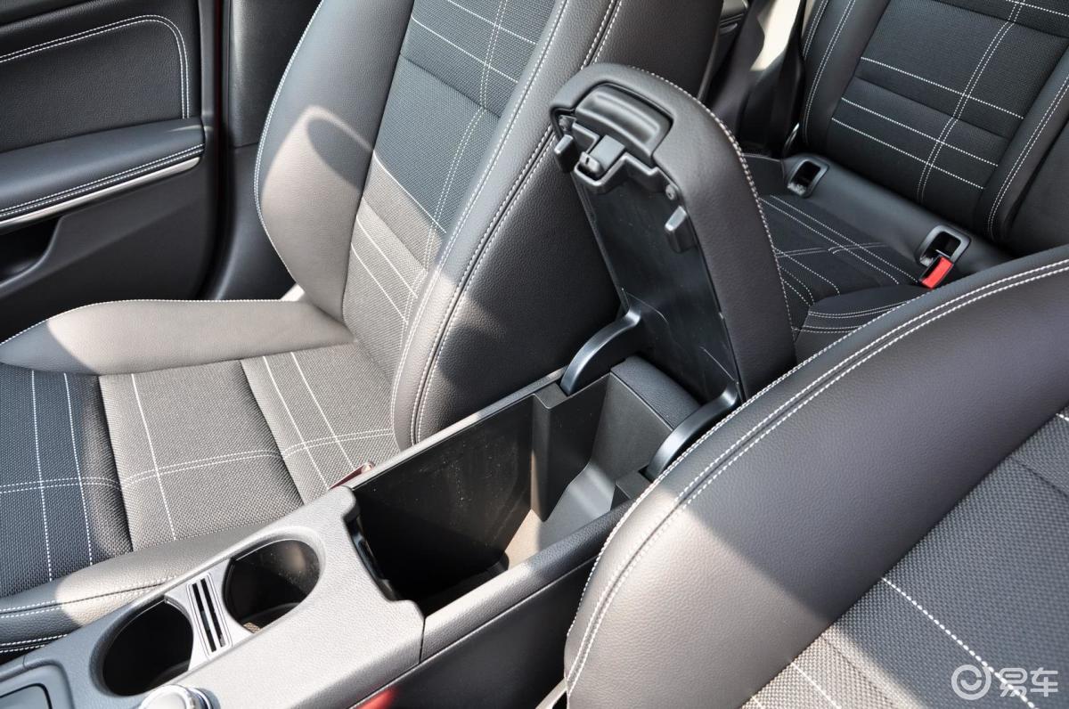 【奔驰gla(进口)2015款200前排中央扶手箱空间汽车图片-汽车图片大全