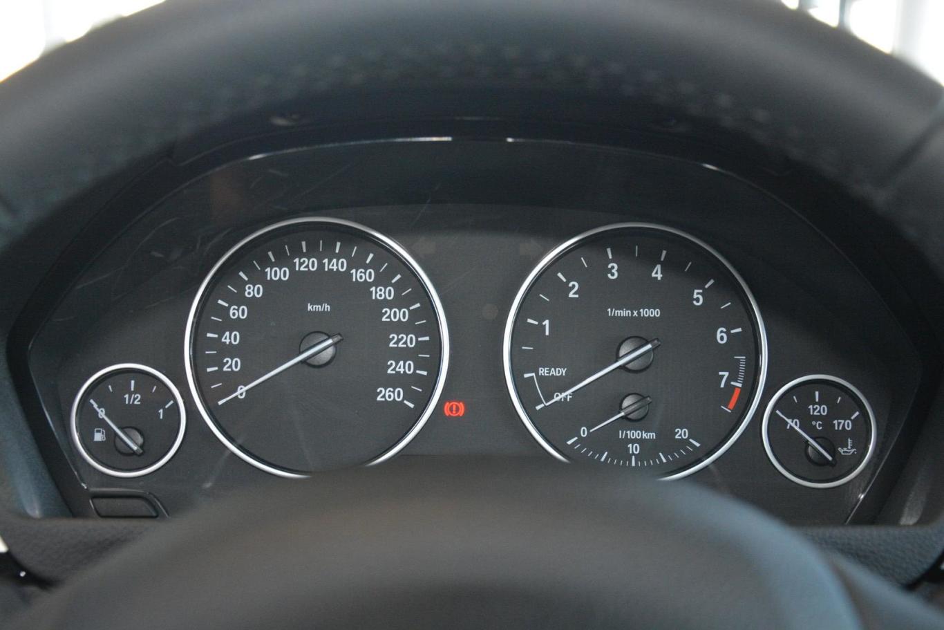 宝马4系四门轿跑车 420i 时尚型仪表盘背光显示