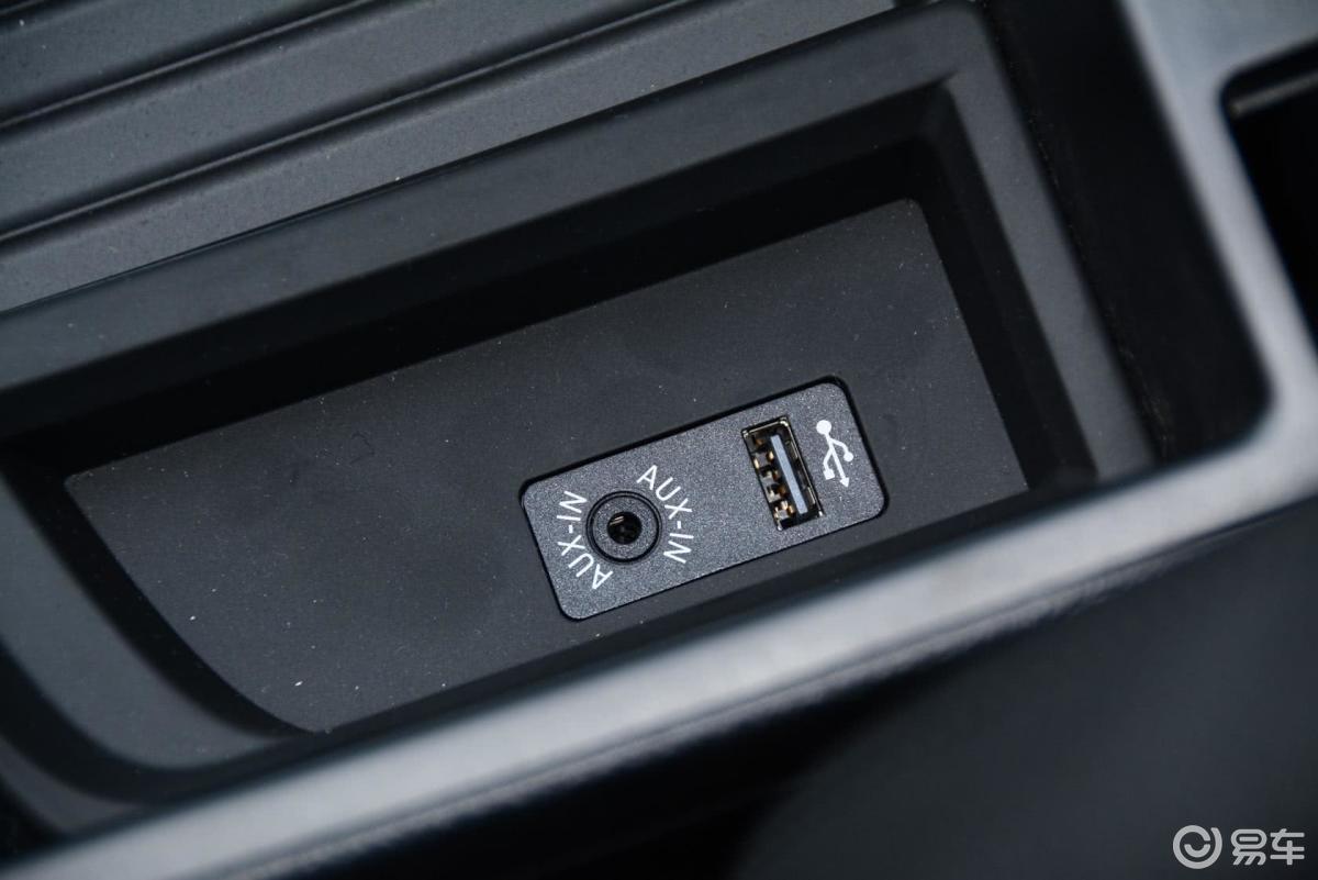 【宝马2系2015款220i 领先型 敞篷轿跑车usb接口汽车图片-汽车图片