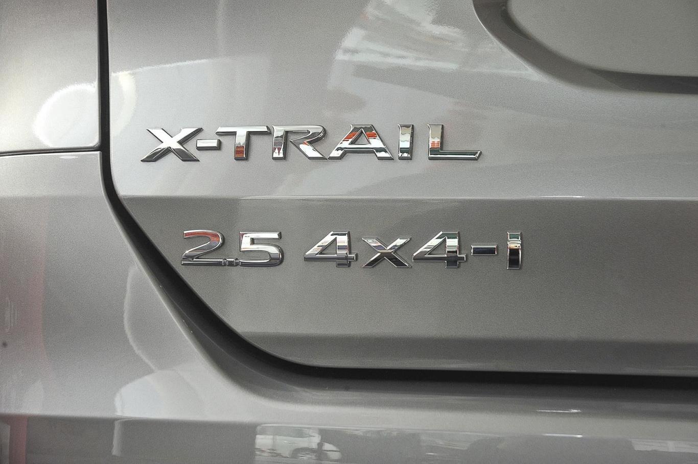 奇骏2.5l cvt 豪华版 四驱尾标