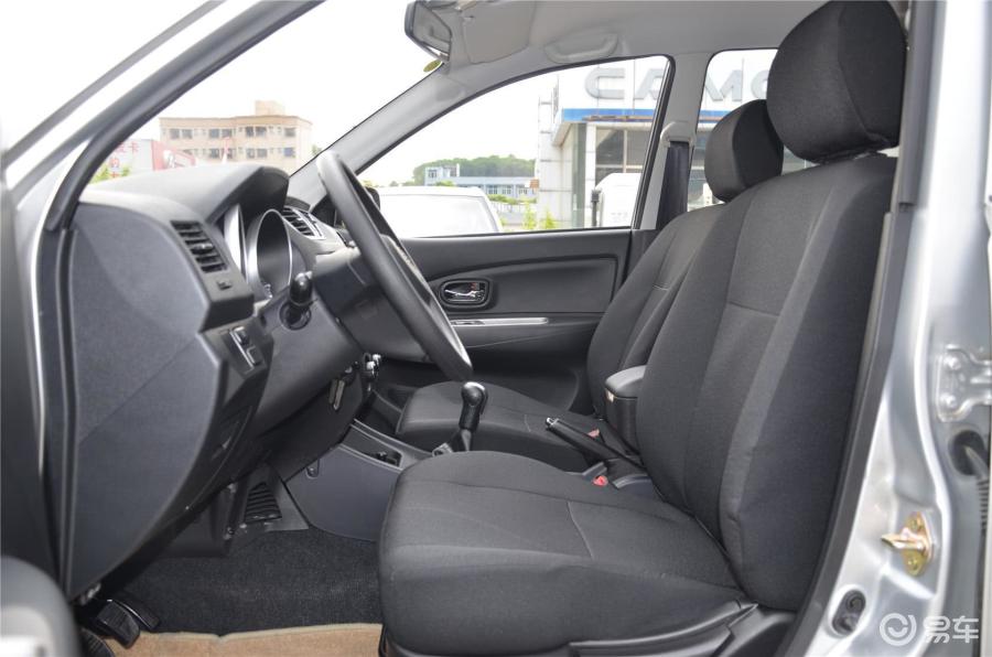 一汽森雅m80 前排空间图