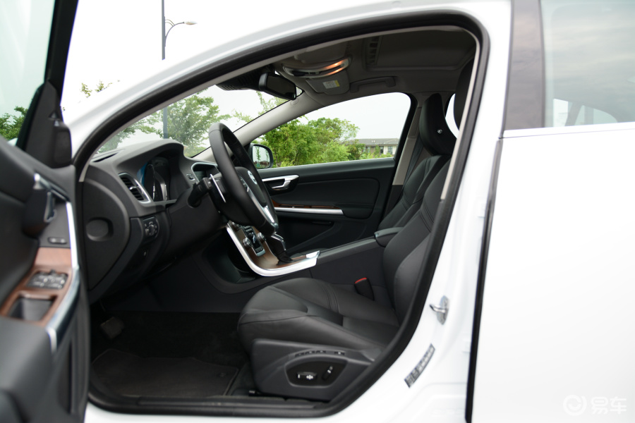 沃尔沃s60 前排空间图