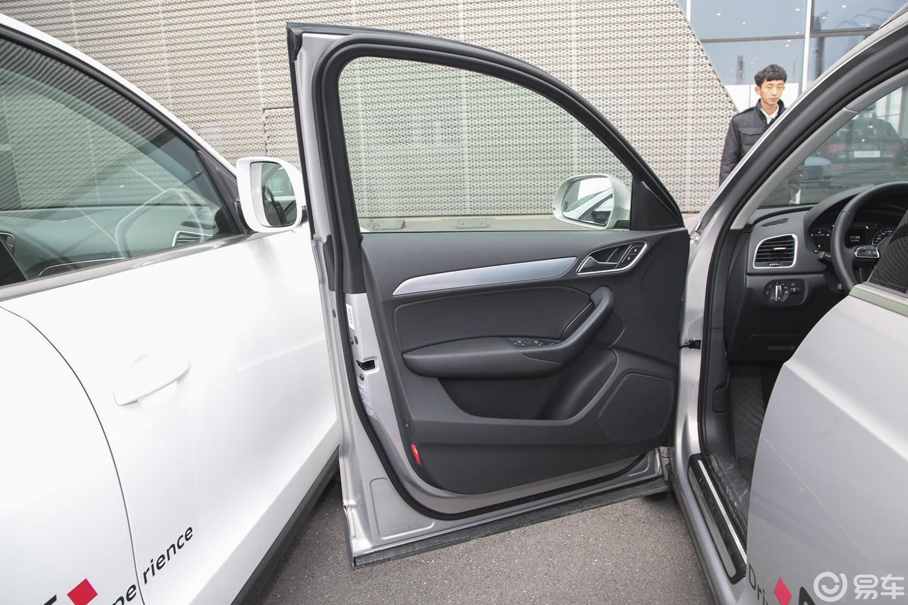 【奥迪q32015款35 tfsi quattro 舒适型驾驶员侧车门内门板汽车图片