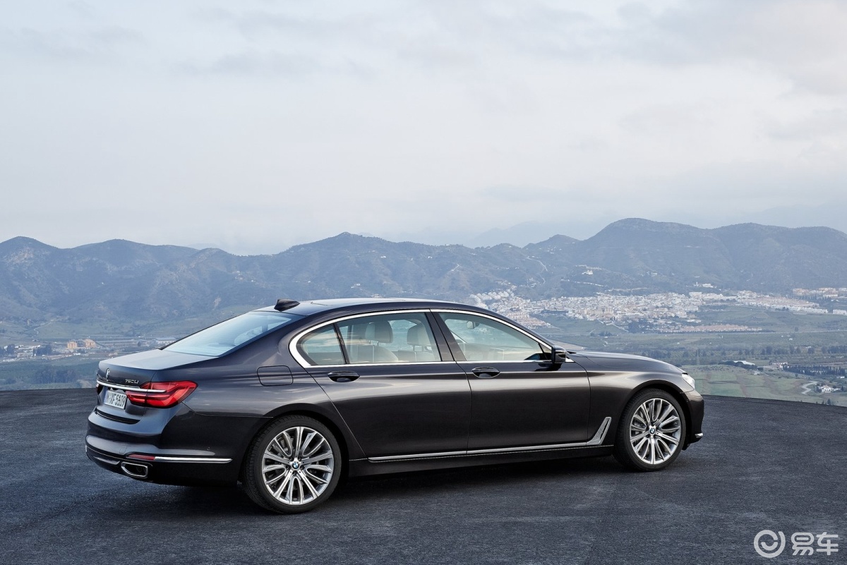 【宝马7系2018款740li 领先型 m运动套装侧前45度车头向右水平汽车