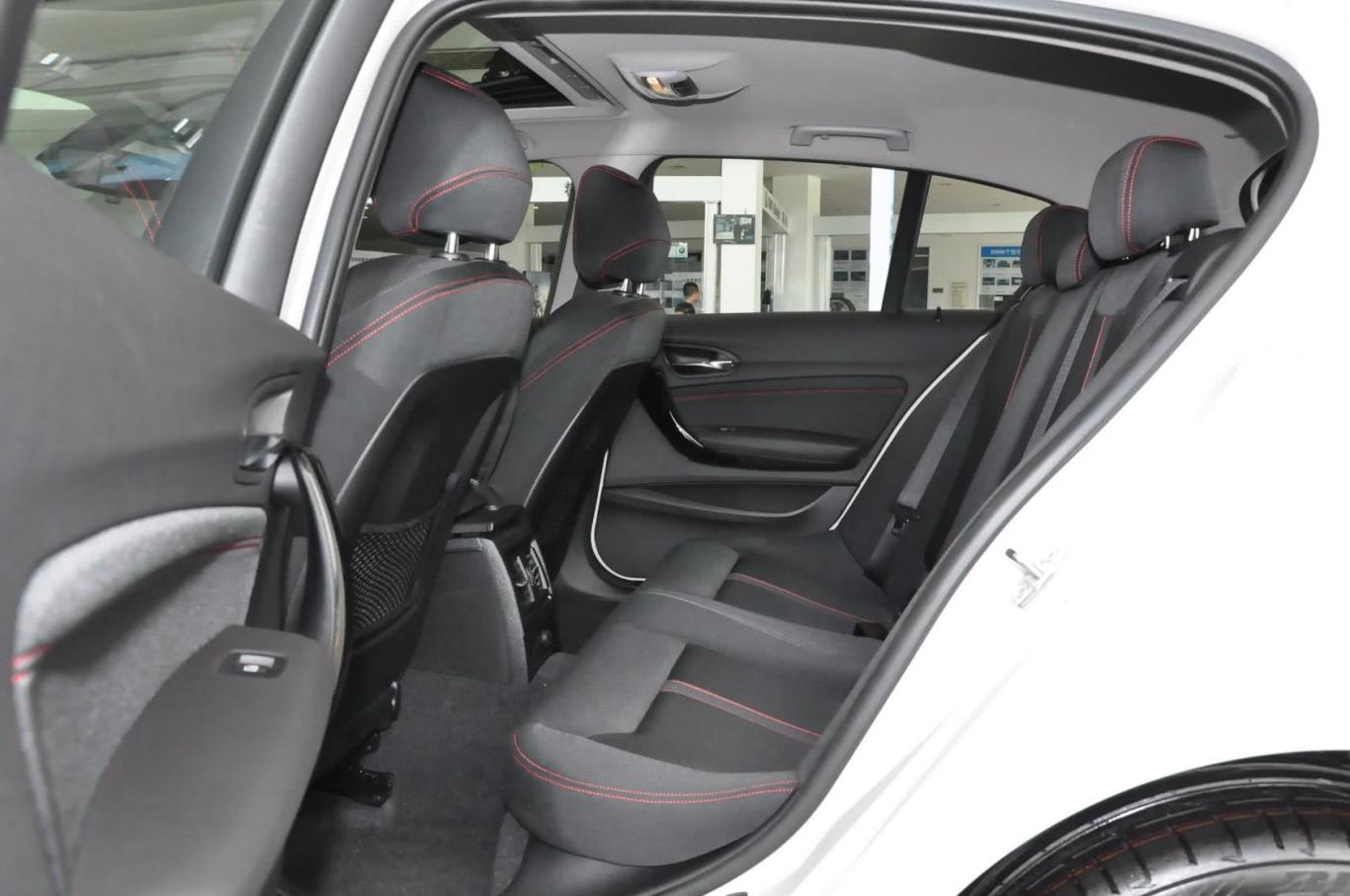 宝马1系(进口)120i 运动设计套装后排空间体验