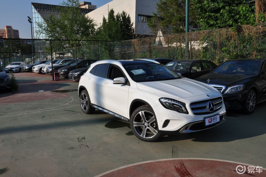 【奔驰gla级2015款220 4matic 豪华型前45度(车头向右)汽车图片-汽车