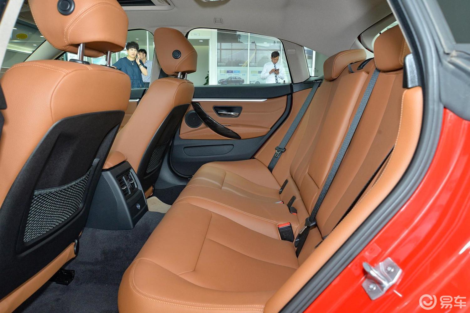 【宝马4系2014款四门轿跑车 420i 设计套装型后排空间体验汽车图片