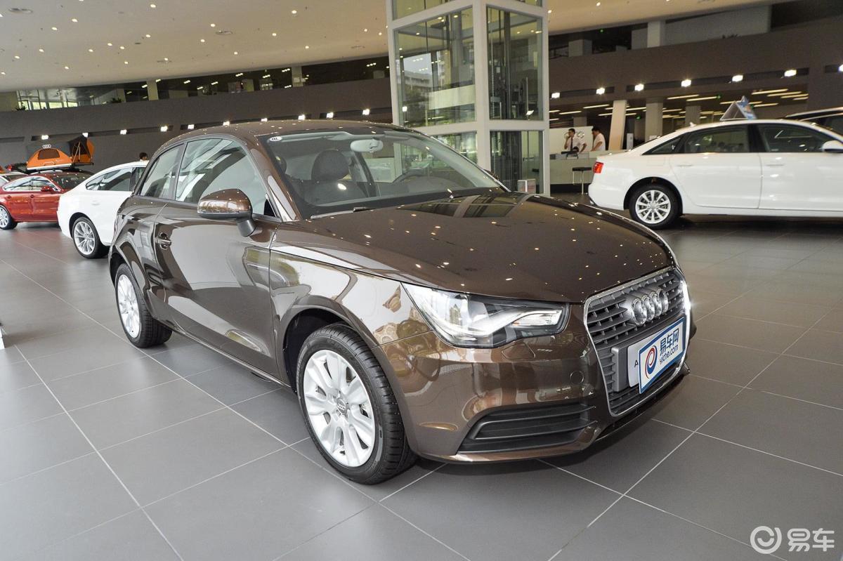 【奥迪a12018款30 tfsi 限量典藏版侧前45度车头向右水平汽车图片