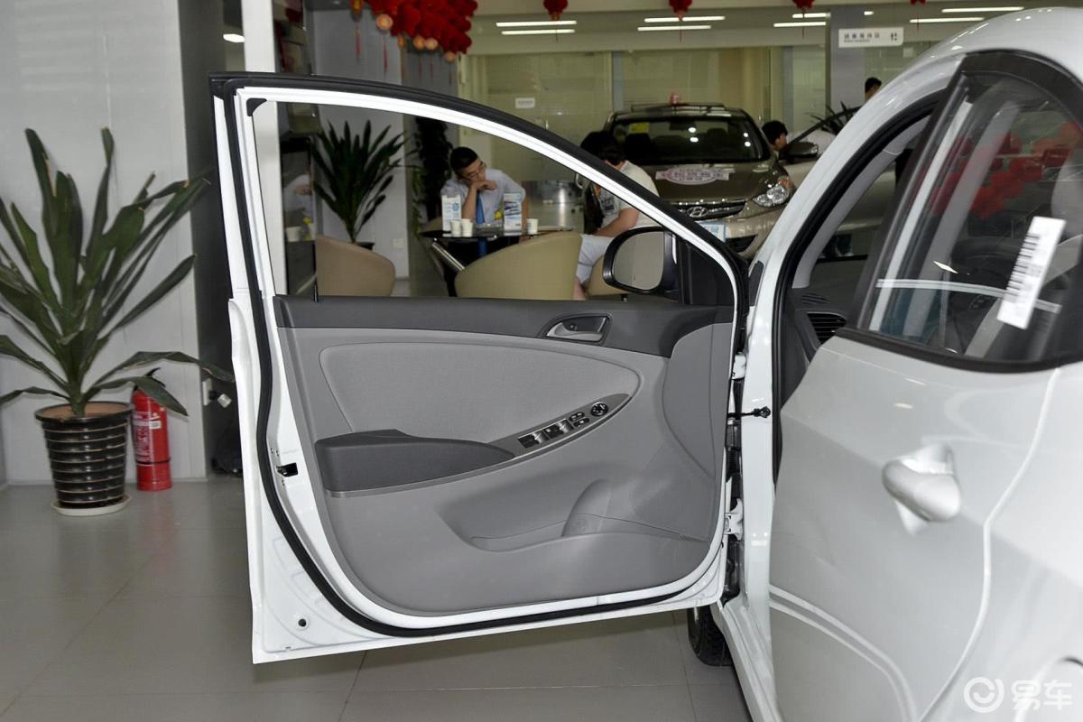 4l gls mt驾驶员侧车门内门板汽车图片-汽车图片大全】-易车