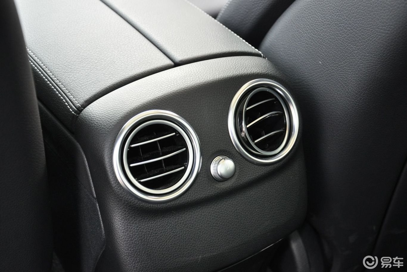 后排出风口(中央)