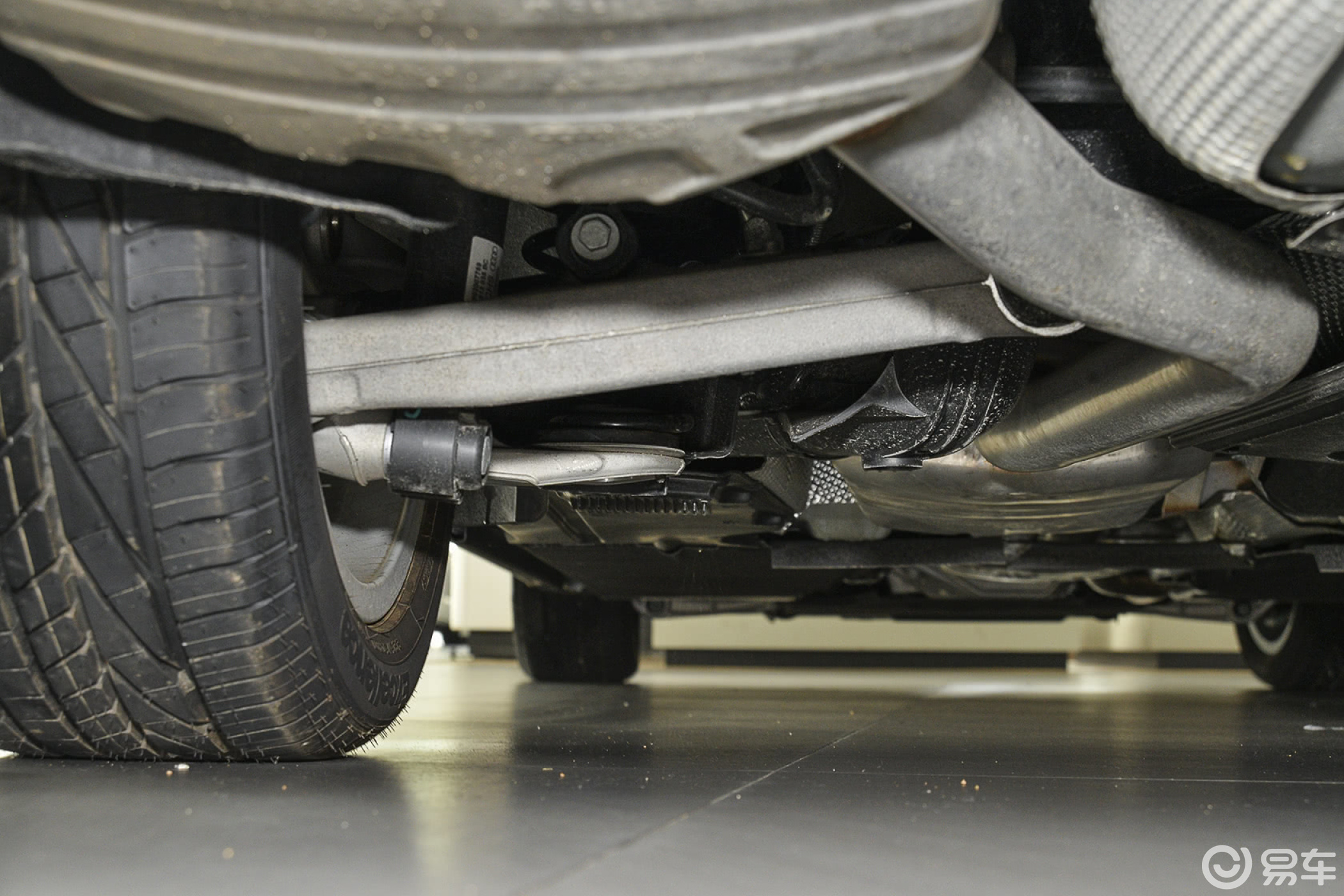 【奥迪a4l2015款35 tfsi 纪念舒享版后悬挂汽车图片-汽车图片大全】