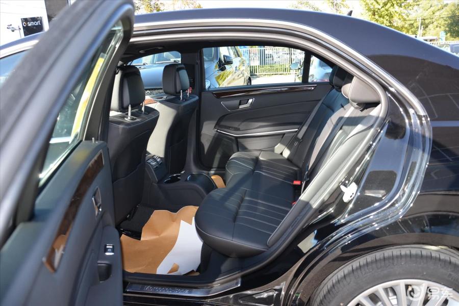 【奔驰e级2015款改款 e 180 l 轿车后排空间体验汽车图片-汽车图片