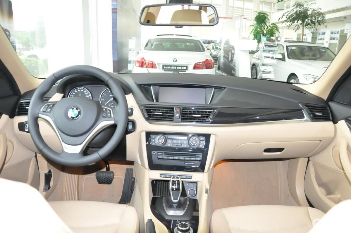 【宝马x12015款m 运动限量版内饰全景正拍汽车图片-汽车图片大全】