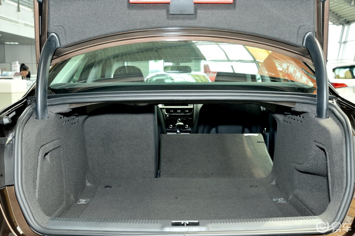 【奥迪a4l2016款45 tfsi quattro 个性运动型行李箱空间(后排左放倒)