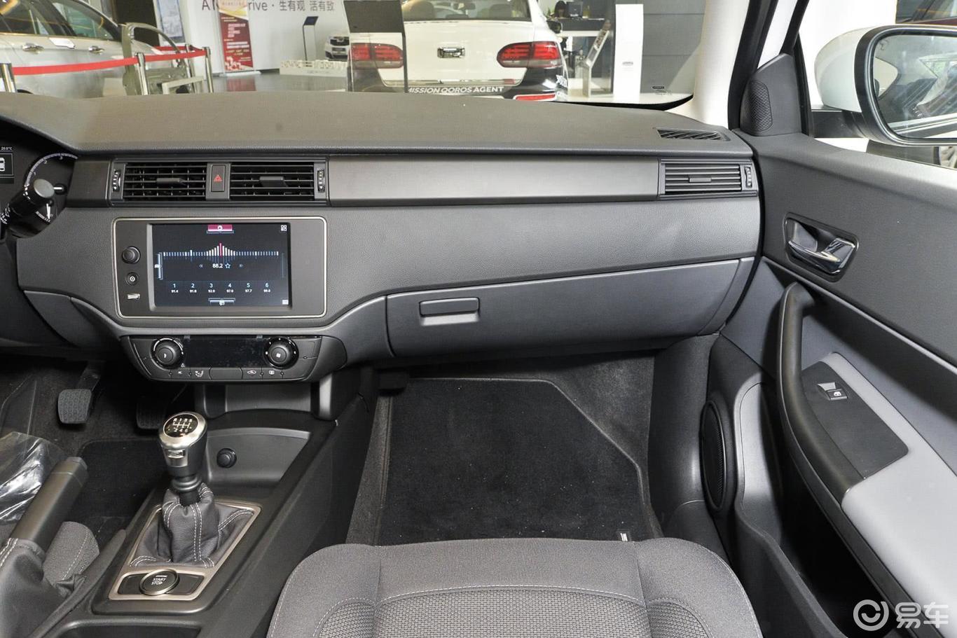 观致3  内饰-水晶白