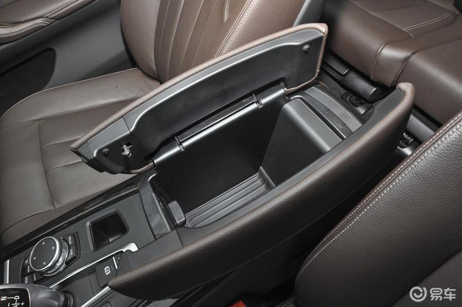 【宝马x52014款xdrive35i 领先型前排中央扶手箱空间汽车图片-汽车