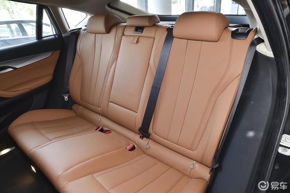 【宝马x62015款xdrive35i 豪华型后排空间体验汽车图片-汽车图片大全