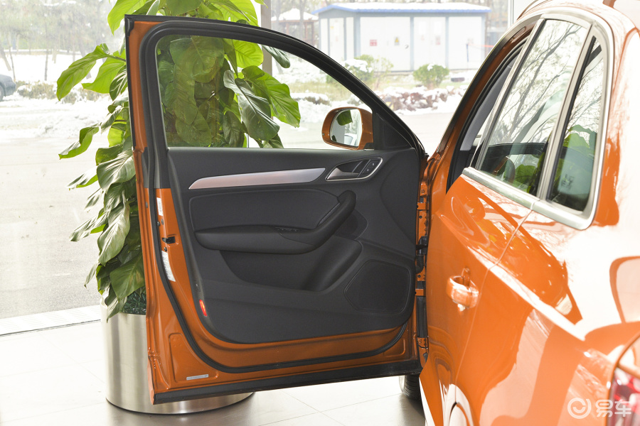 【奥迪q32015款35 tfsi 纪念舒享版驾驶员侧车门内门板汽车图片-汽车