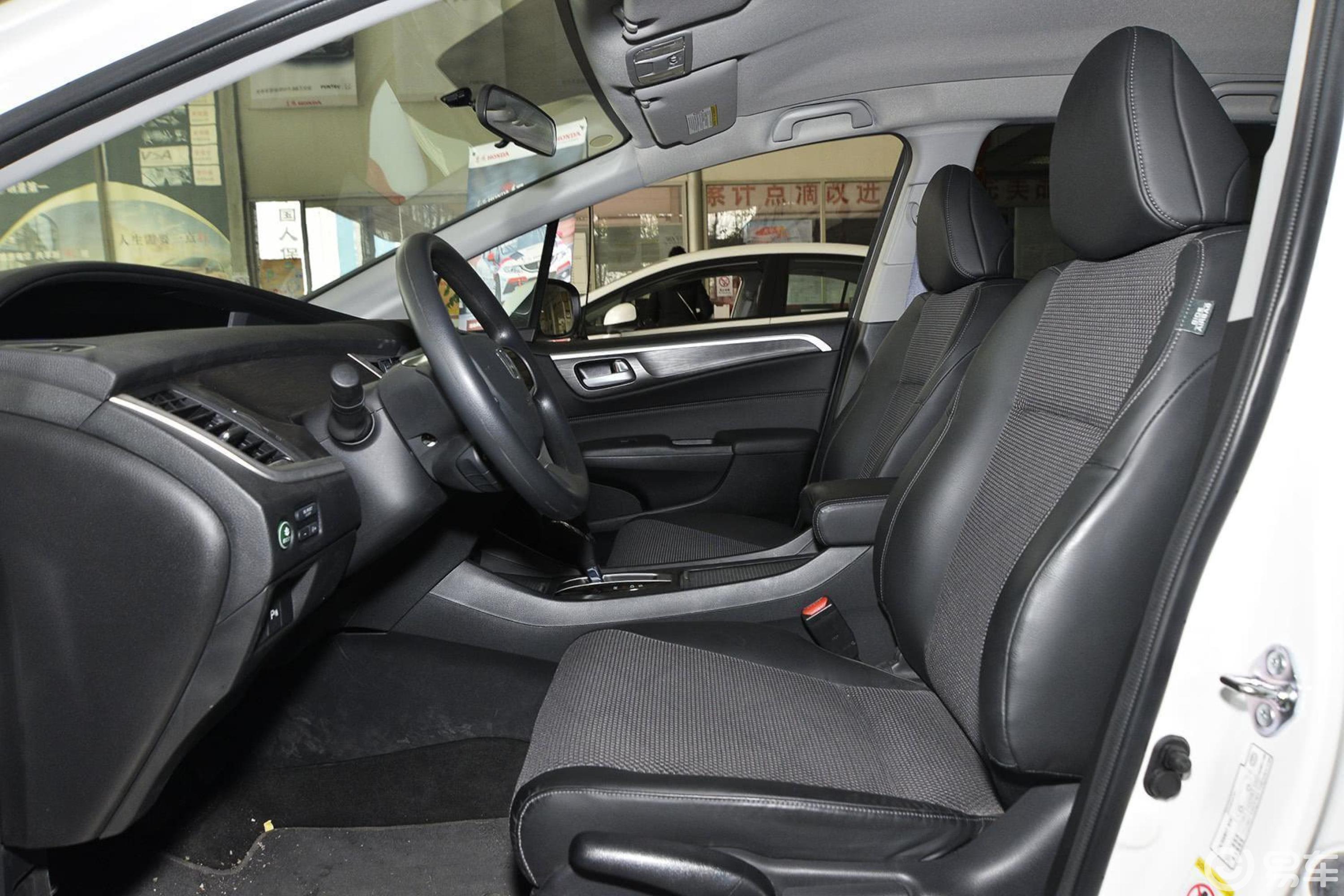 8l 5at 舒适精英型(五座)前排空间汽车图片-汽车图片大全】-易车