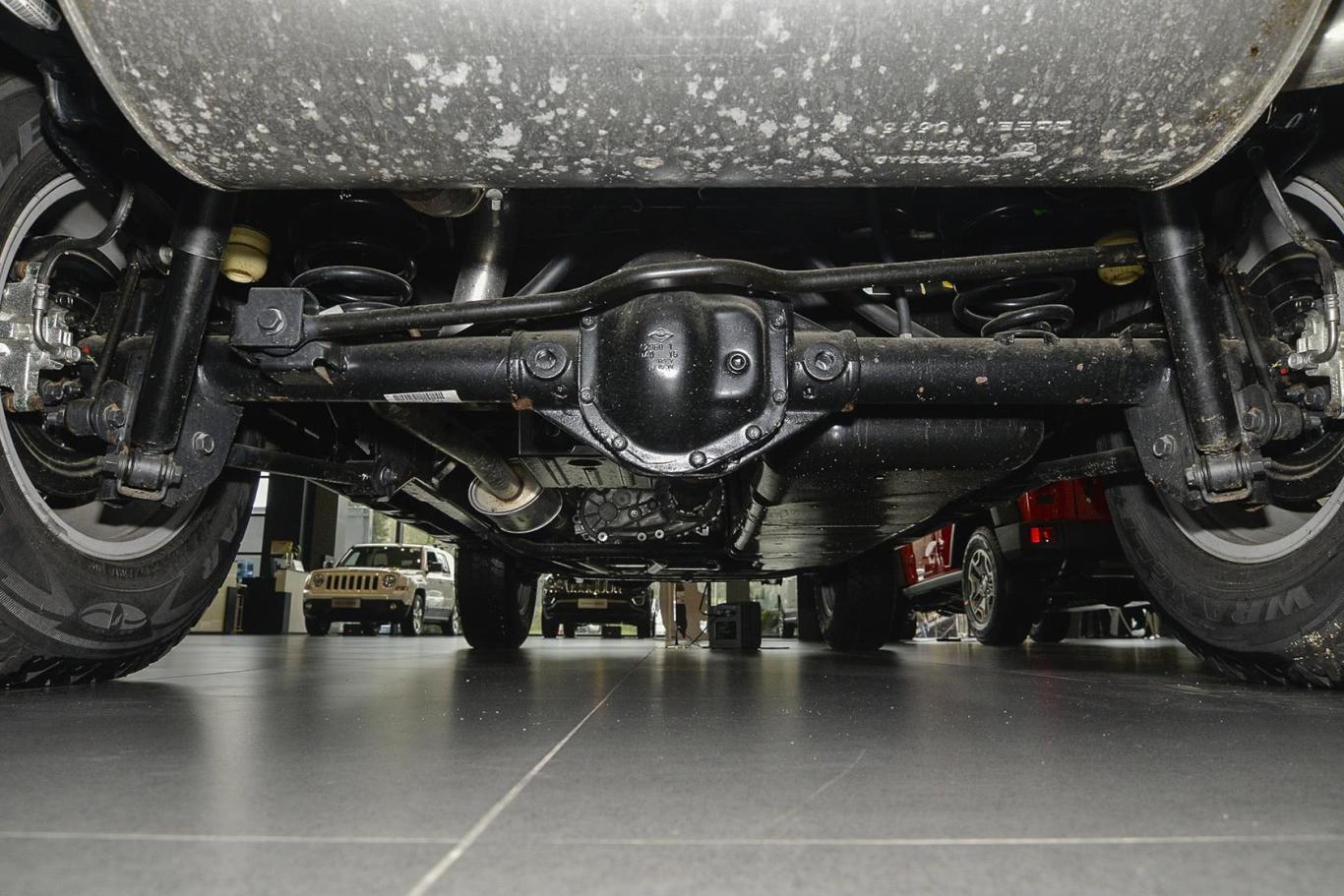 牧马人3.0l 自动 四门舒享版sahara后悬挂