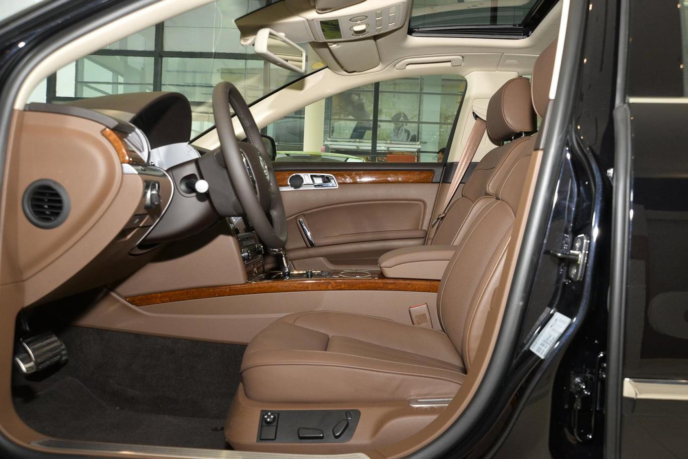 辉腾3.0l 商务型 汽油版前排空间