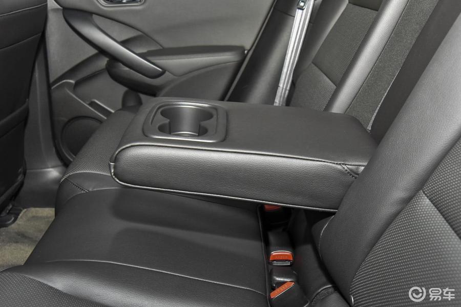 0l 手自一体 两驱 精锐版后排扶手汽车图片-汽车图片大全】-易车网