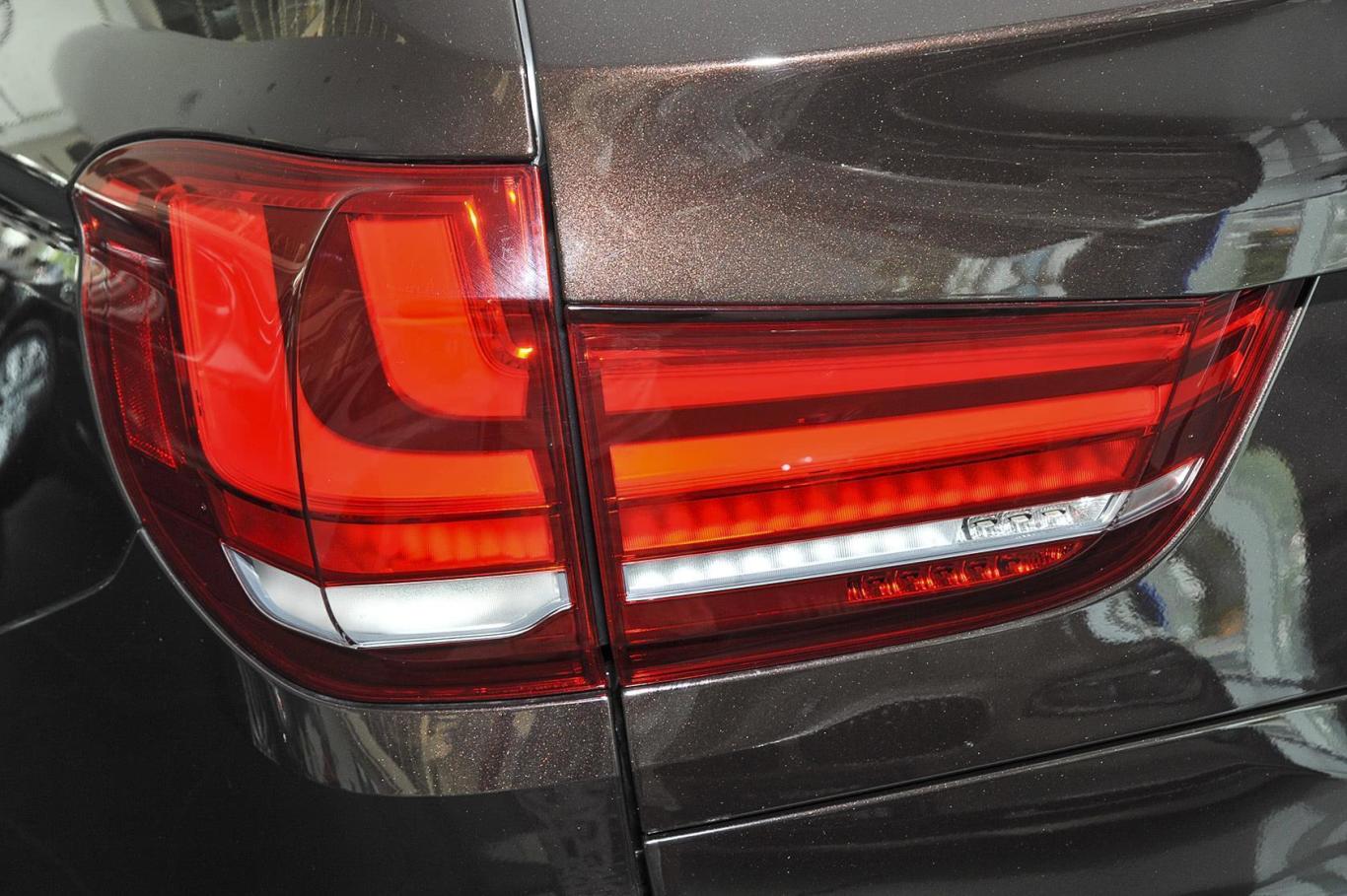 xdrive35i 豪华型尾灯侧45度俯拍