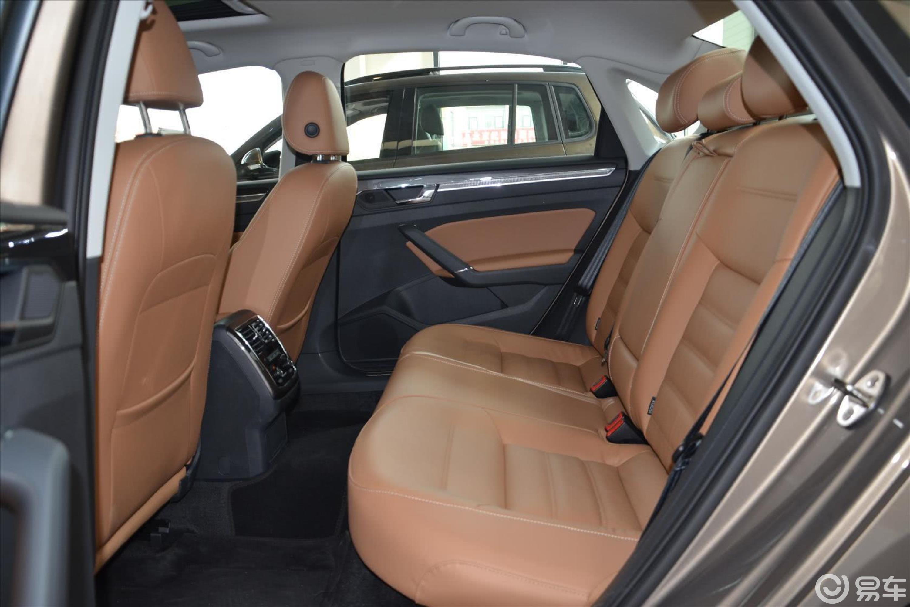 【帕萨特2016款330tsi dsg御尊版后排空间体验汽车图片-汽车图片大全