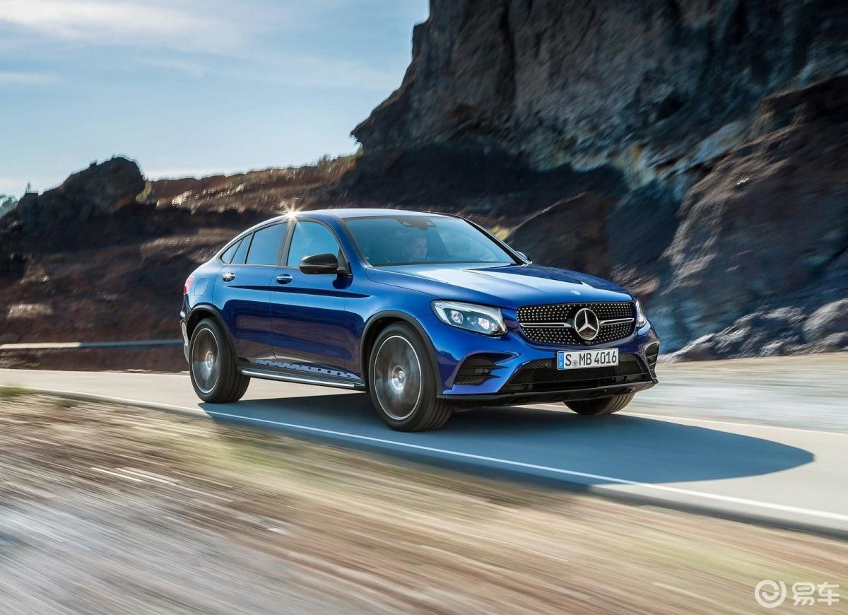 【奔驰glc级2018款glc 300 4matic 轿跑suv侧前45度车头向右水平汽车