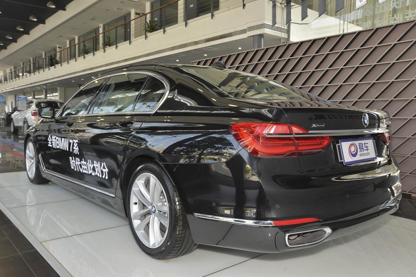 宝马7系750li xdrive 四座版侧后45度车头向左水平