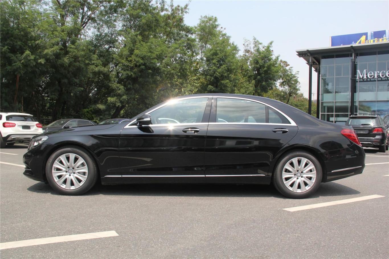 奔驰s级320l 豪华型正侧车头向左水平