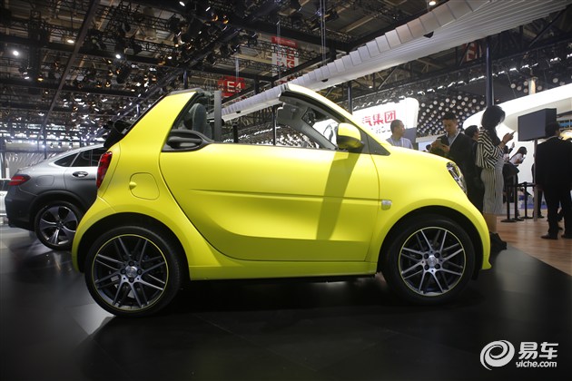 相比硬顶版车型smart 敞篷版车顶采用的是可升降帆布顶棚,后设计有