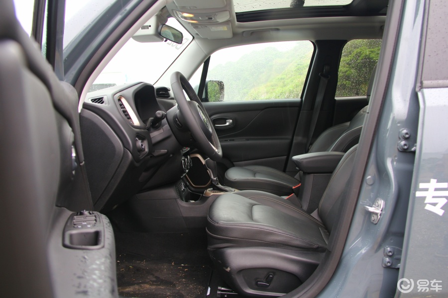 jeep自由侠 前排空间图