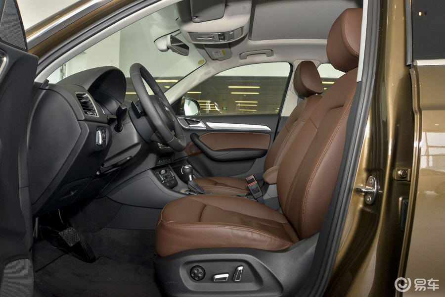 【奥迪q32016款35 tfsi quattro 全时四驱风尚型前排空间汽车图片