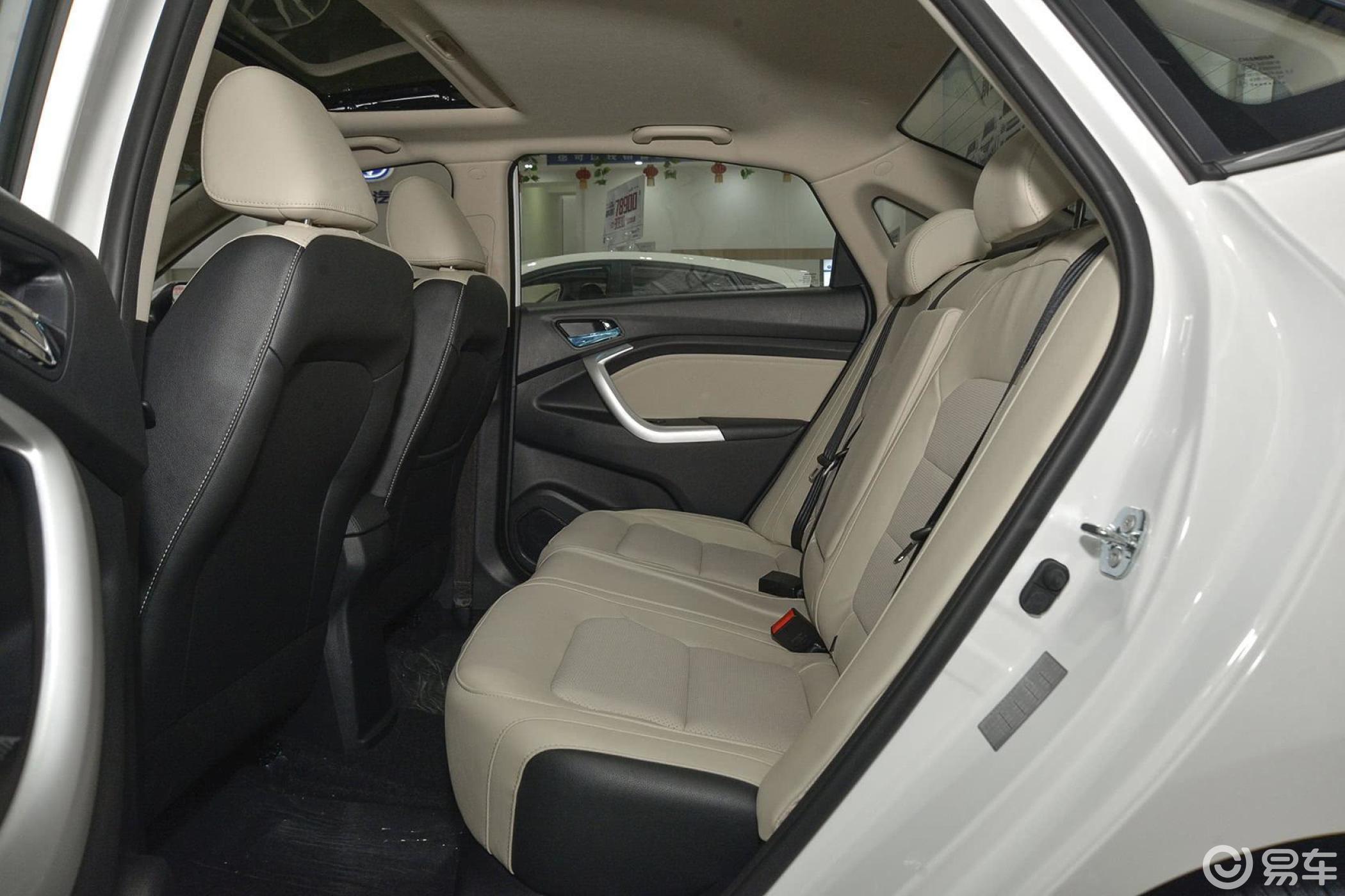 6l 手动 乐趣型 国5后排空间体验汽车图片-汽车图片大全】-易车