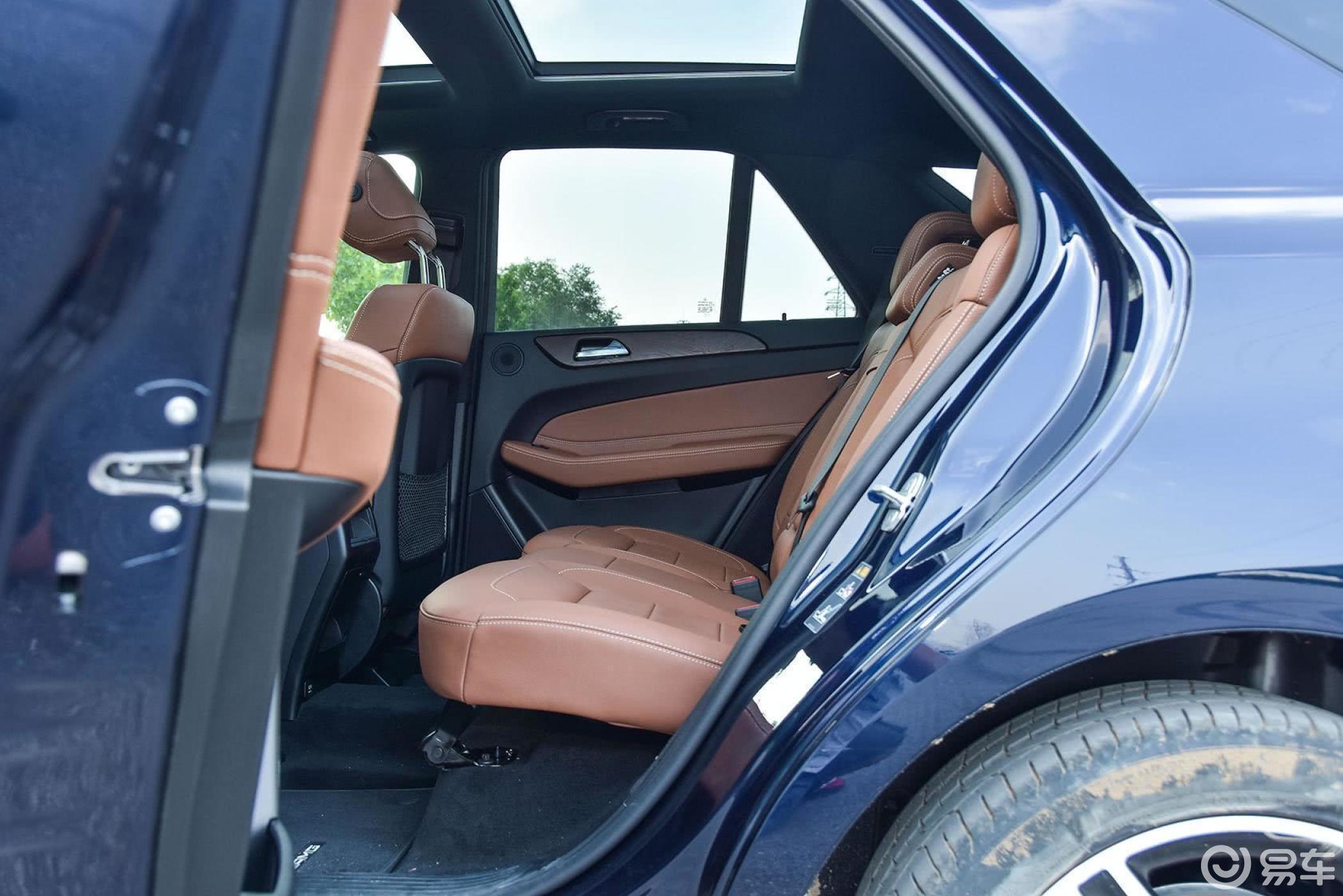 【奔驰gle2016款gle 450 amg 4matic后排空间体验汽车图片-汽车图片