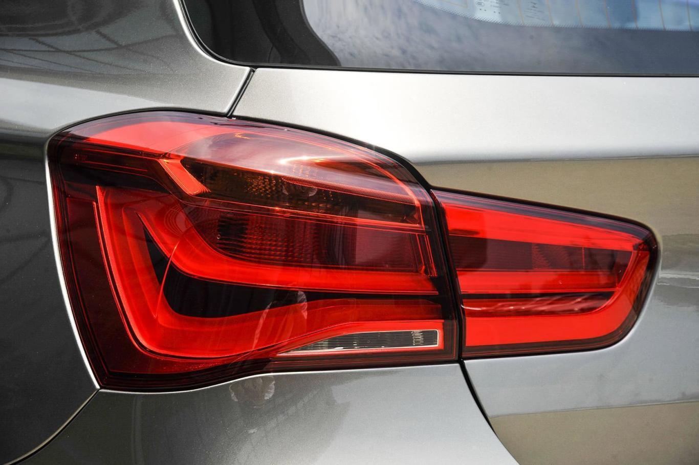 宝马1系(进口)118i 领先型尾灯侧45度俯拍
